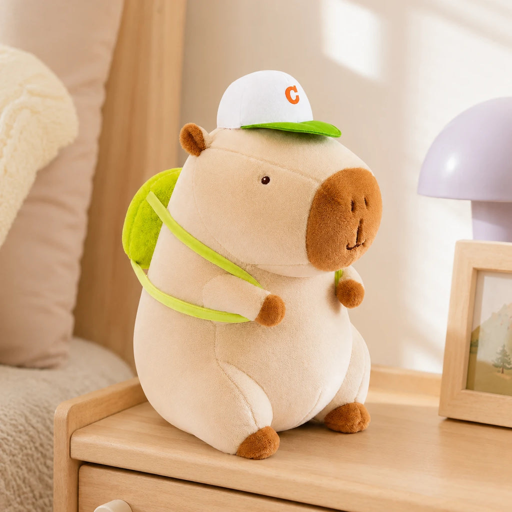 Peluche capybara creme posee sur une table de chevet, mise en situation