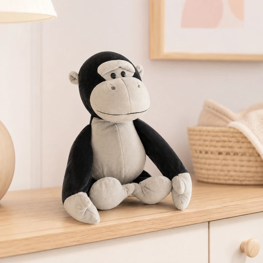Peluche gorille posée sur une commode, ambiance chaleureuse