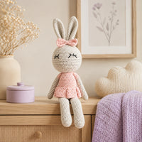 Poupée lapin au crochet posée sur une commode dans une chambre douce