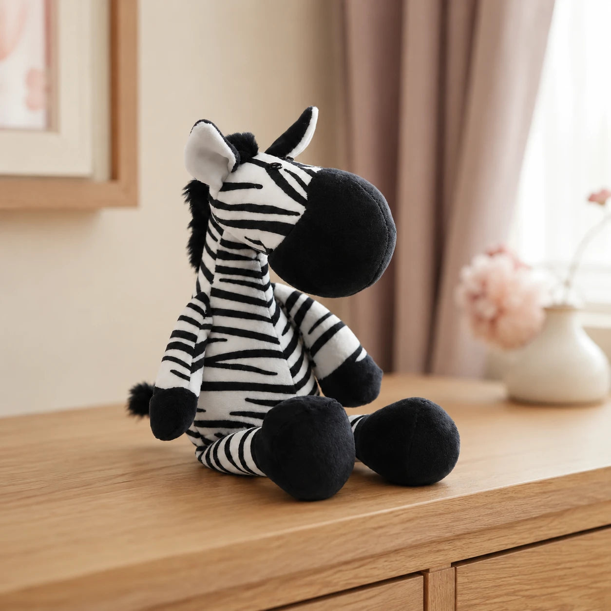 Peluche zèbre posée sur une commode dans une chambre douce