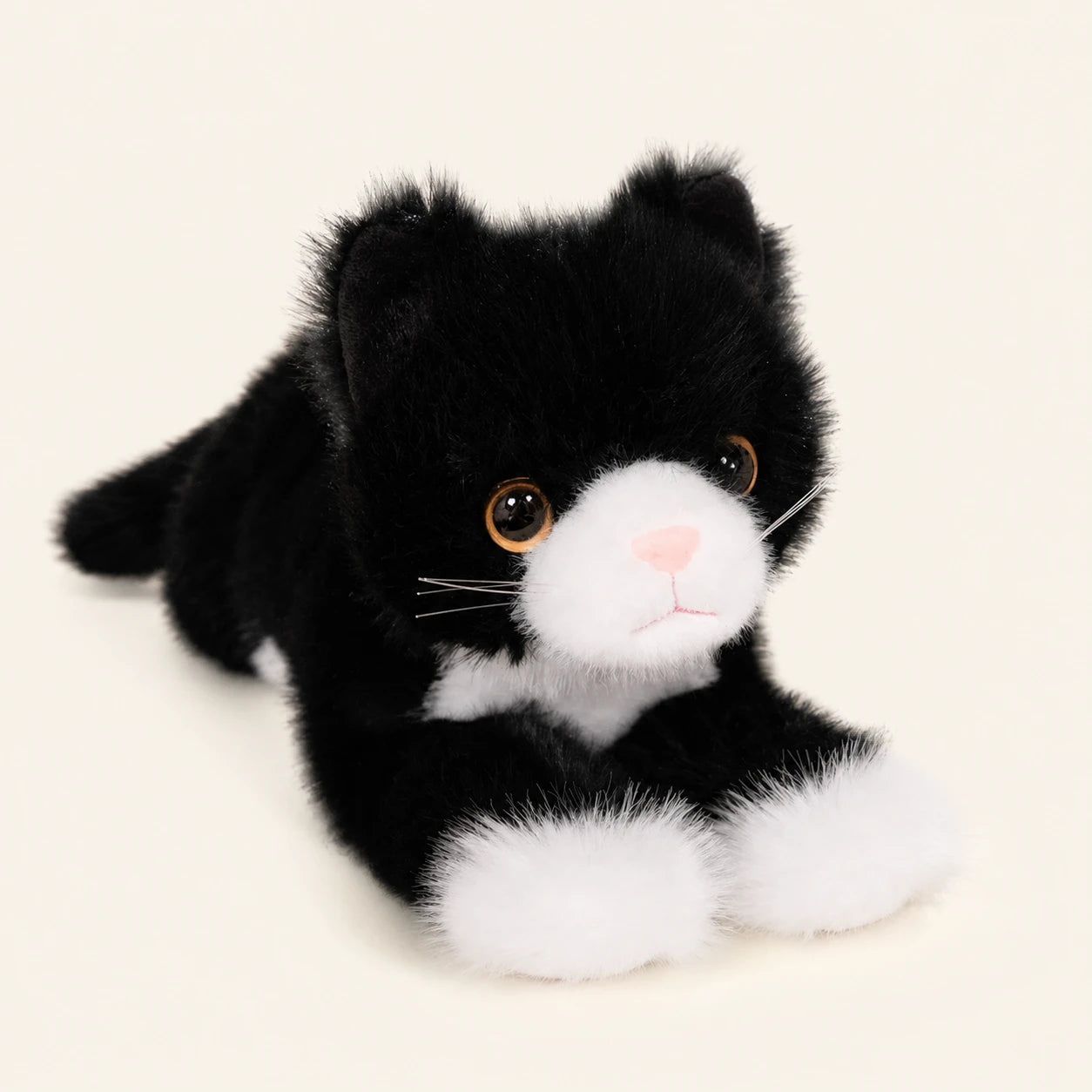 Peluche chat realiste chaton noir et blanc, vue principale sur fond ivoire