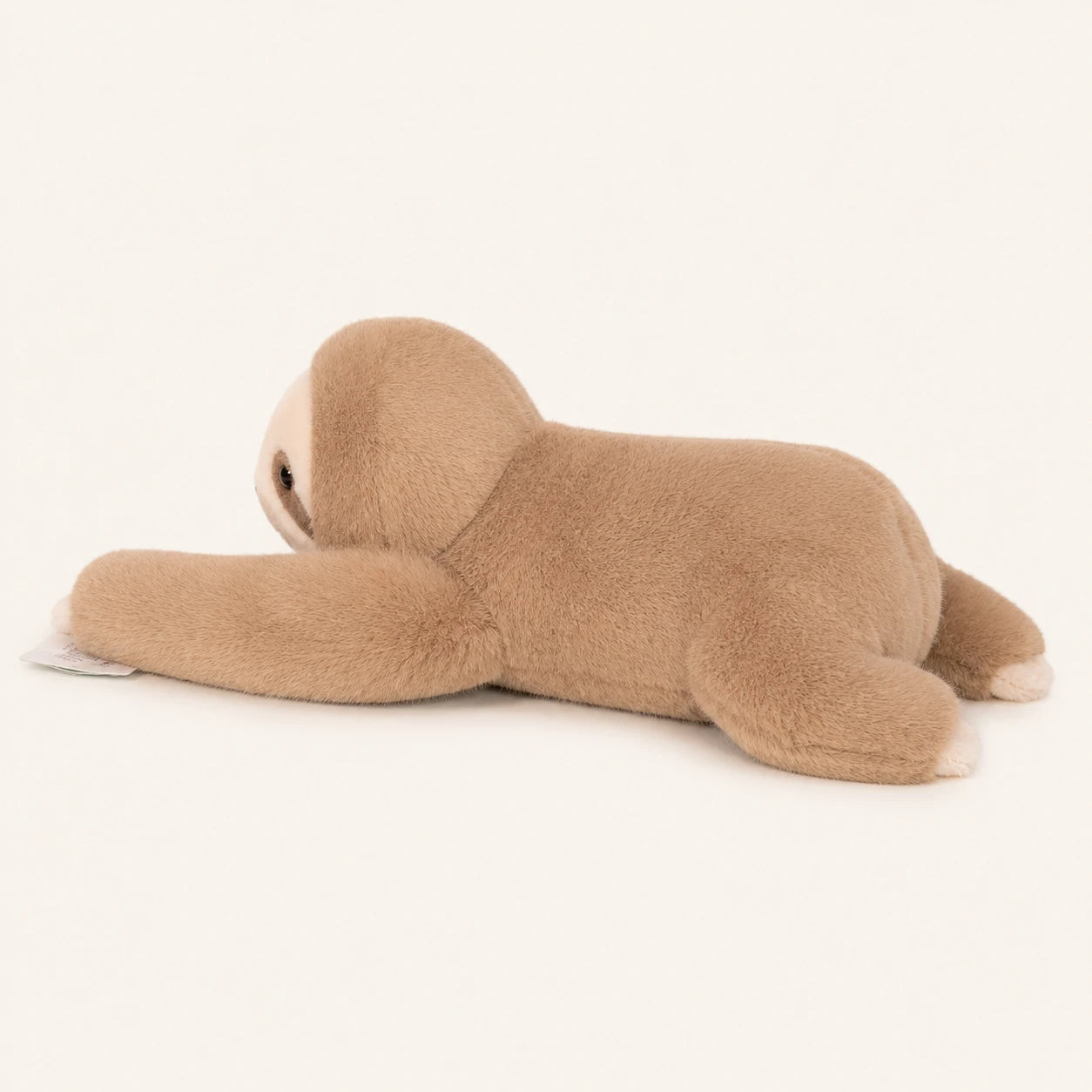 Peluche paresseux beige, vue de côté, fond ivoire