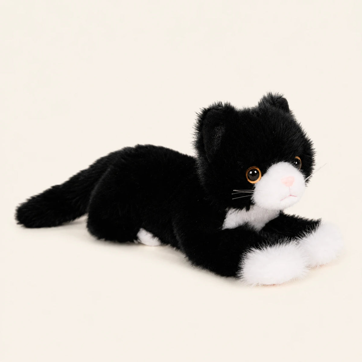 Peluche chat realiste noir et blanc, autre angle sur fond ivoire
