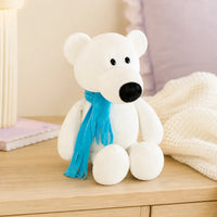 Peluche ours polaire posée sur une commode dans une chambre douce