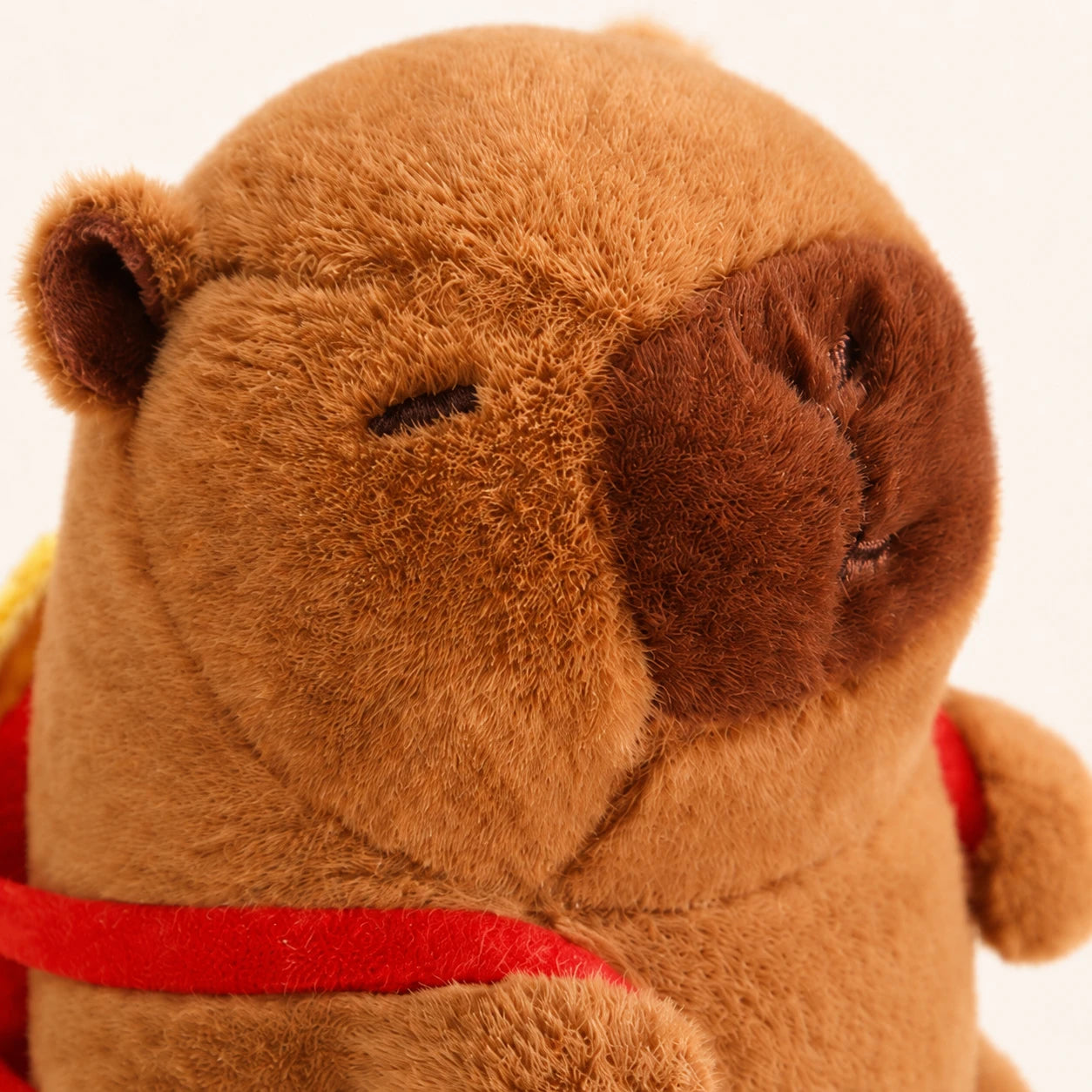 Gros plan sur le visage et la texture de la peluche capybara