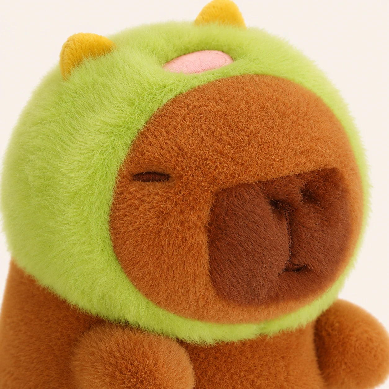 Gros plan sur le visage et la texture de la peluche capybara
