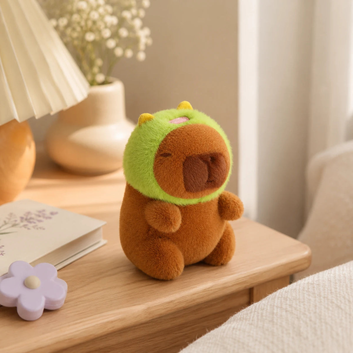 Peluche capybara posée sur une table, mise en situation