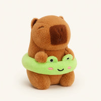 Peluche capybara avec bouée grenouille, vue de face, fond ivoire