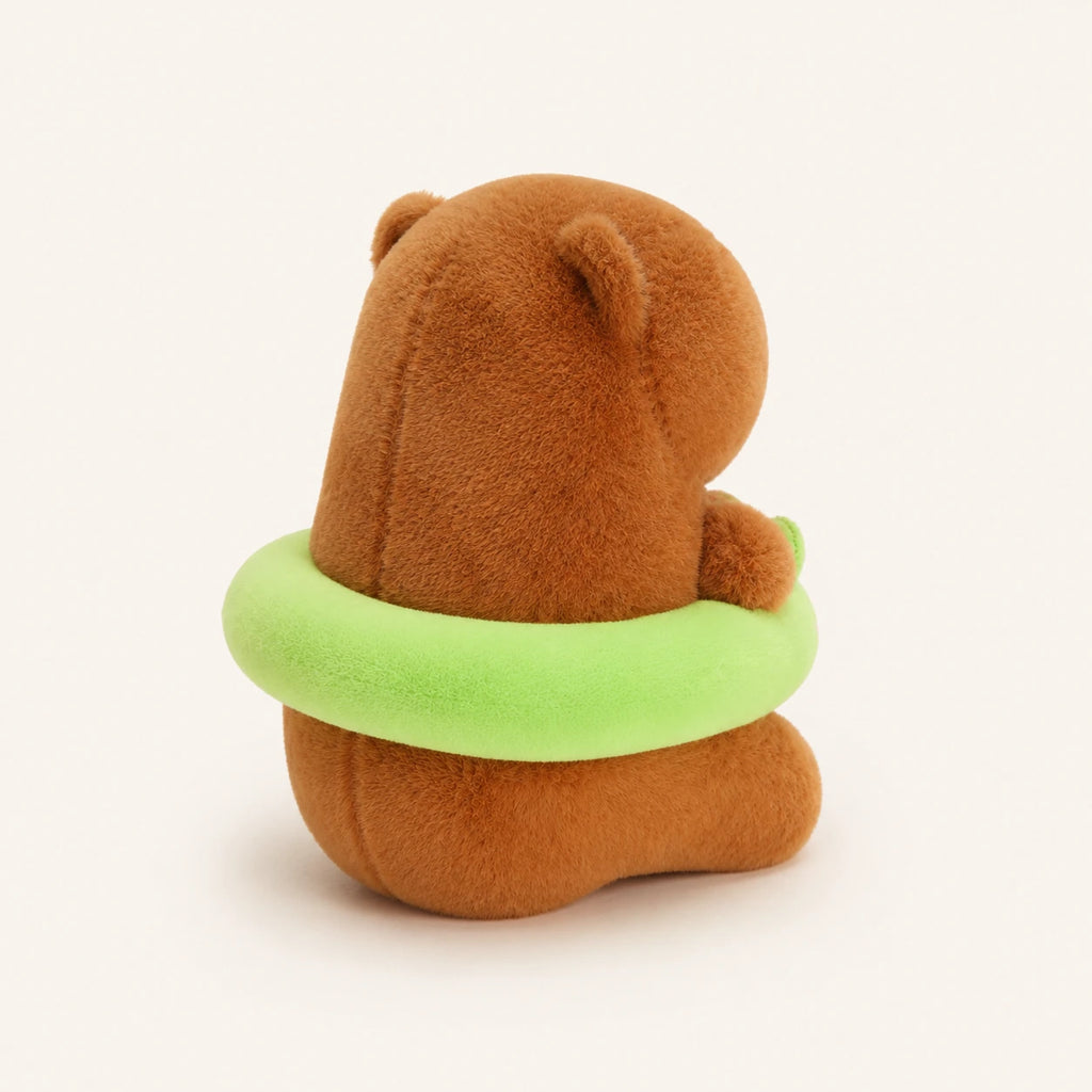 Peluche capybara vue de dos, fond ivoire