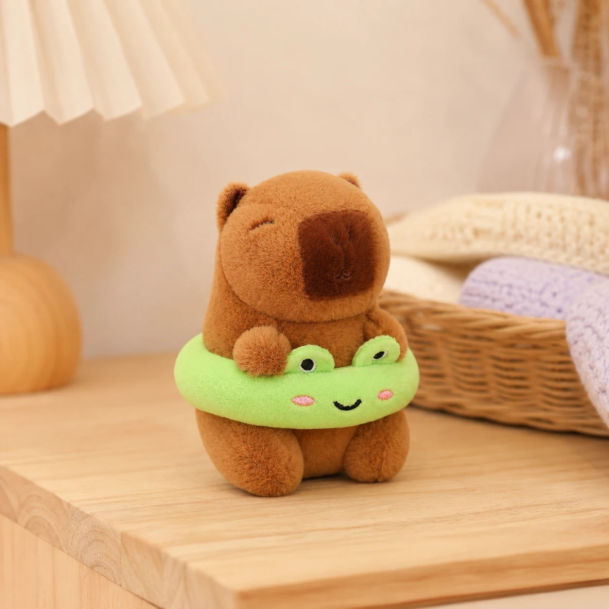 Peluche capybara posée près d'un panier, mise en situation