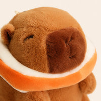 Gros plan sur le visage de la peluche capybara