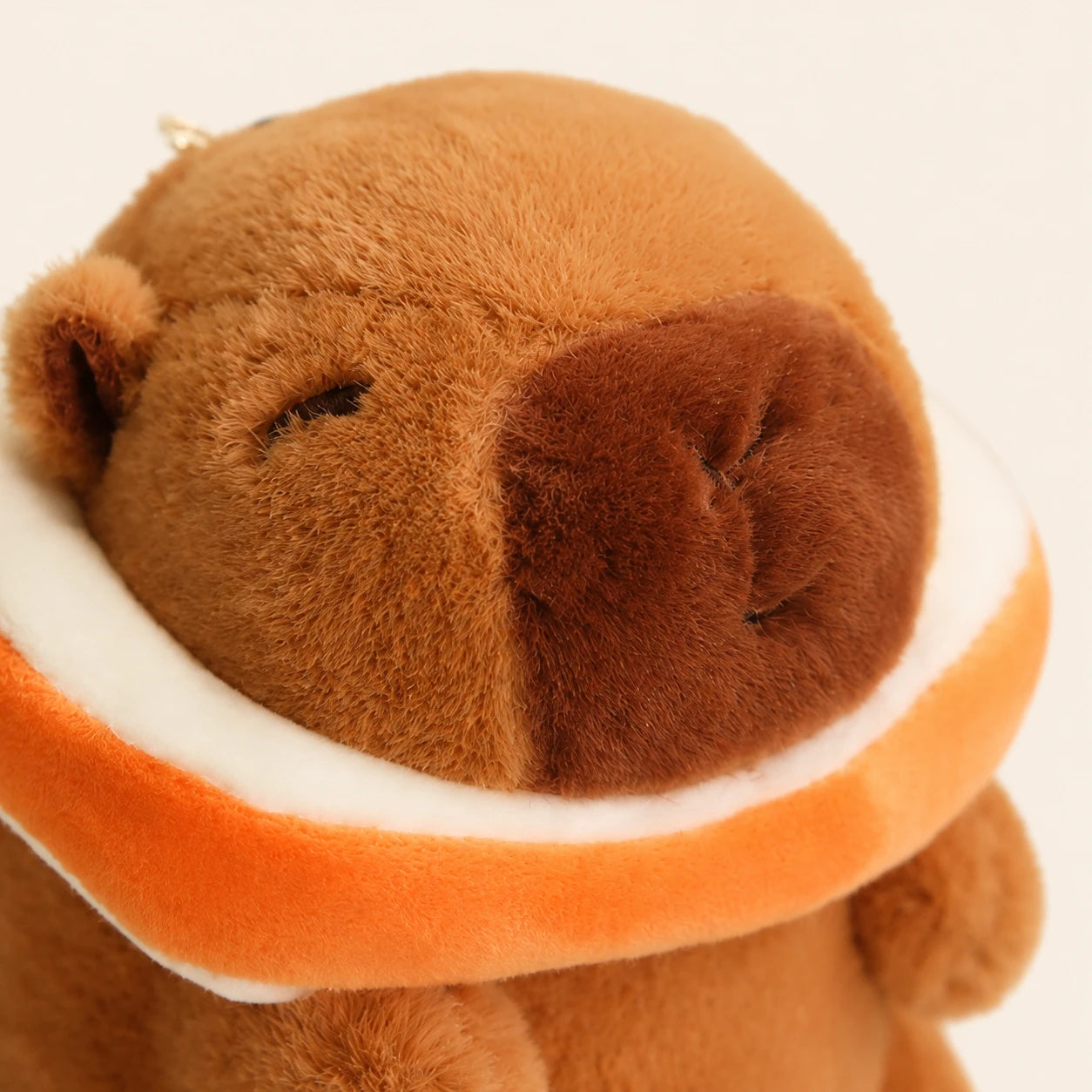 Gros plan sur le visage de la peluche capybara
