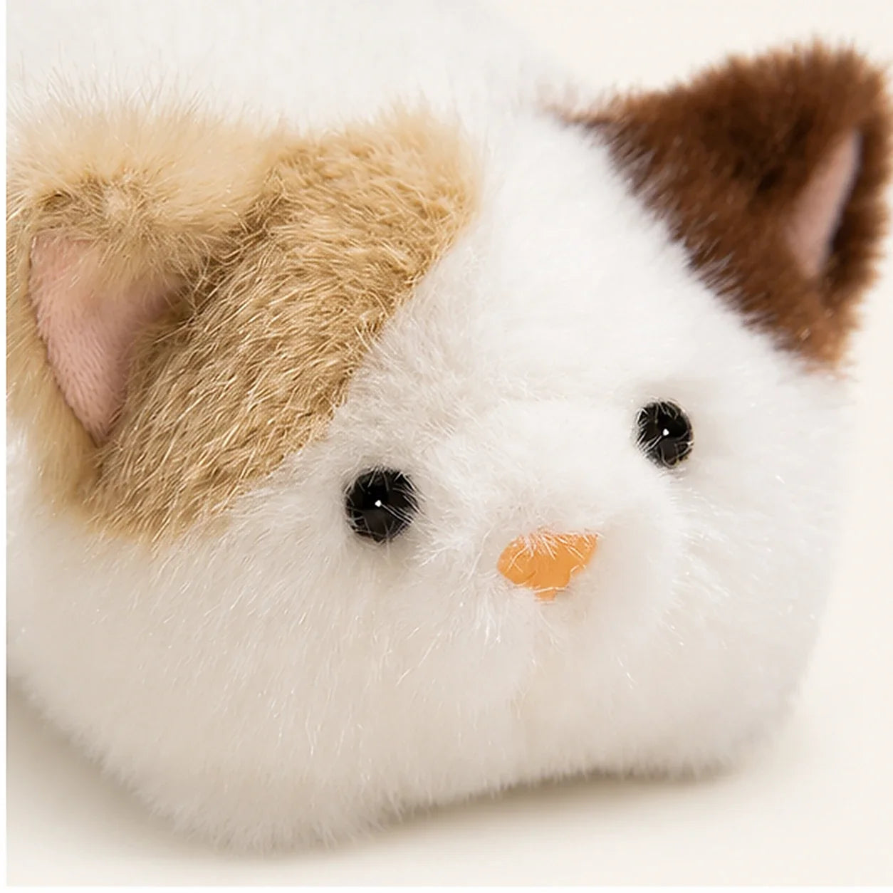 Peluche chat allongé 16 cm - détail texture