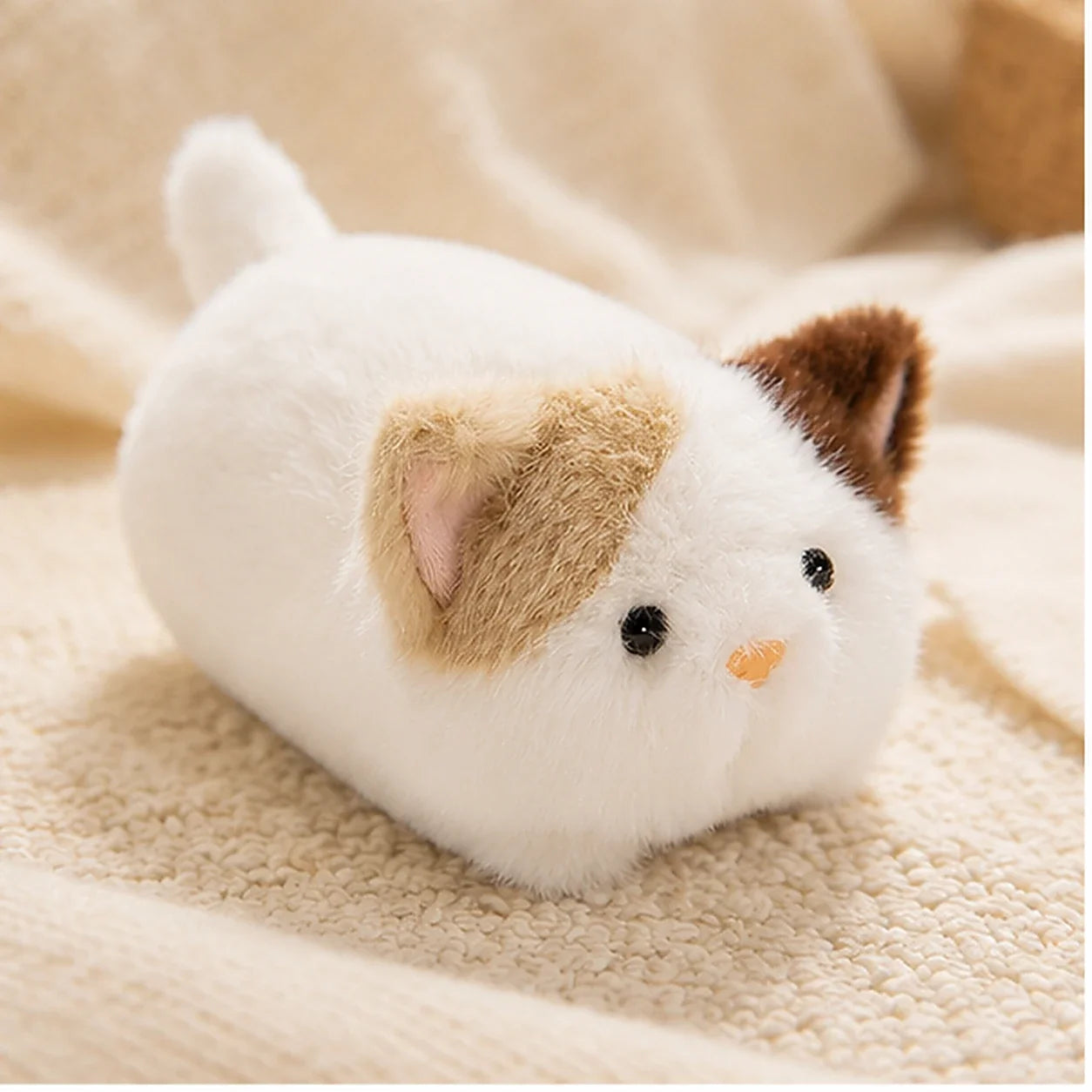 Peluche chat allongé 16 cm - mise en situation