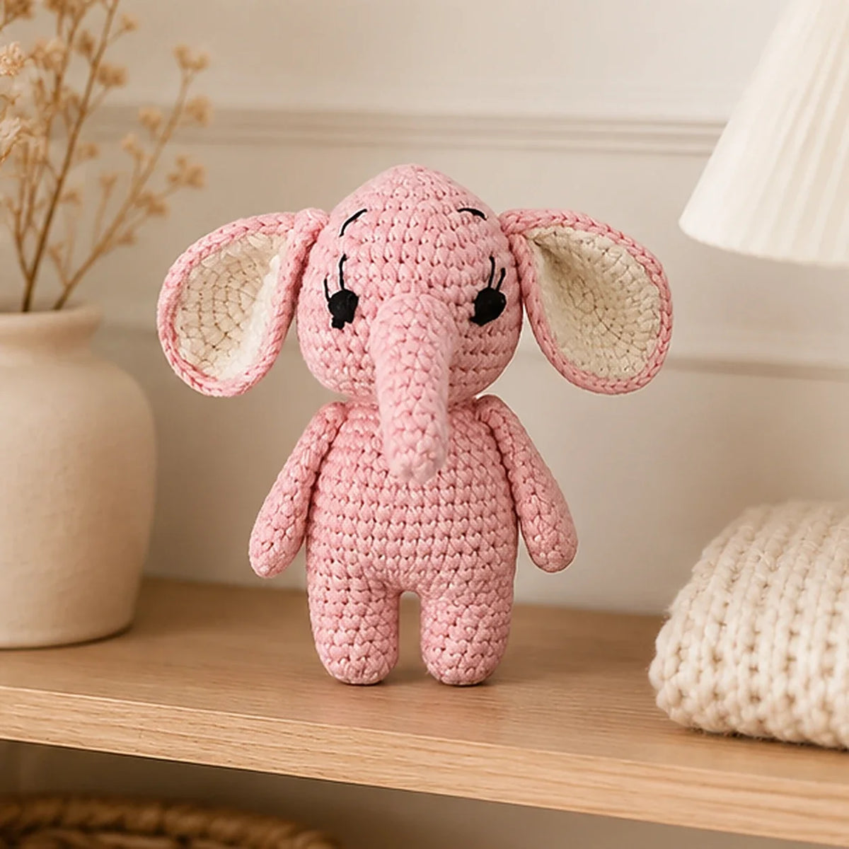 Peluche éléphant crochet rose - mise en situation