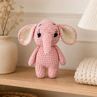 Peluche éléphant crochet rose - mise en situation