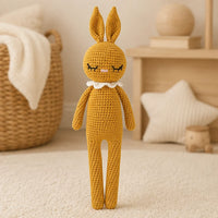 Peluche lapin crochet G666 32 cm - mise en situation