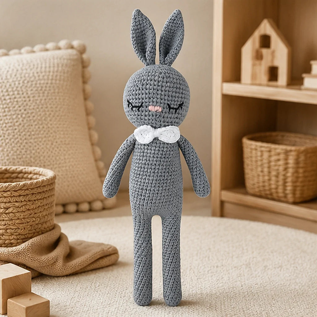 Peluche lapin crochet G296 32 cm - mise en situation
