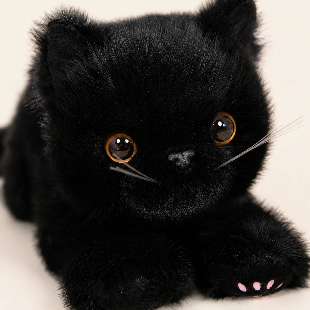 Peluche chat noir realiste - detail visage et texture