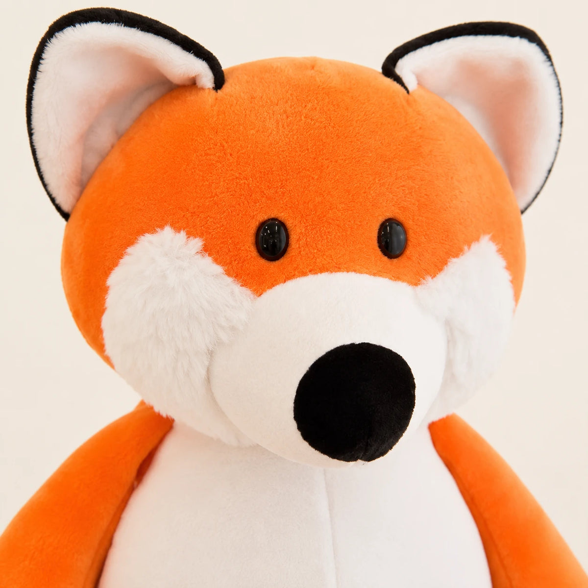 Gros plan sur le visage et la texture veloutee de la peluche renard