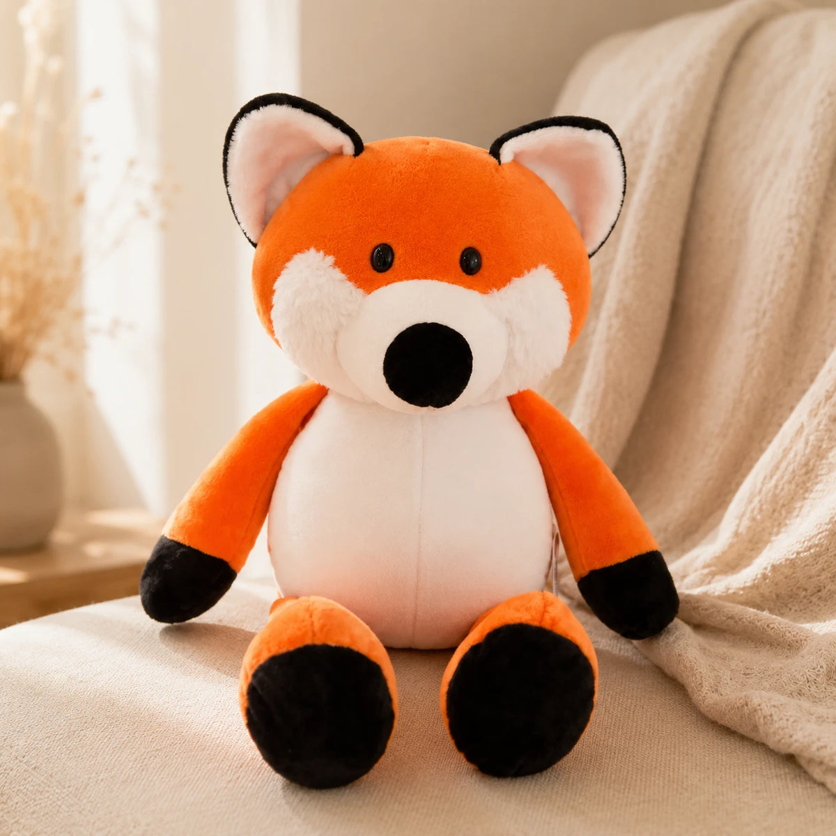 Peluche renard installee dans un interieur clair et chaleureux