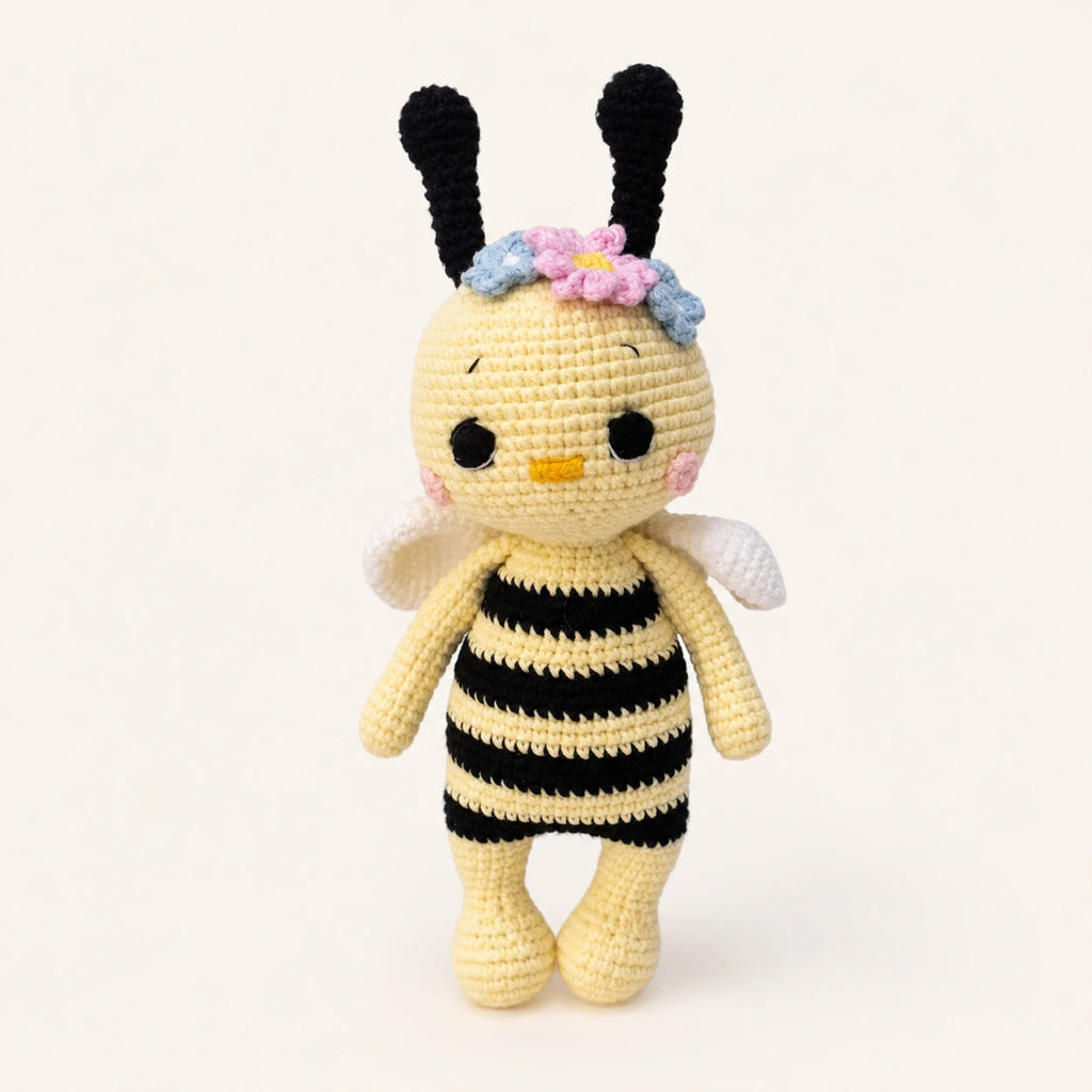 Peluche abeille en crochet amigurumi 23 cm vue de face