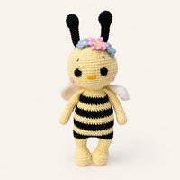 Peluche abeille en crochet amigurumi 23 cm vue de face