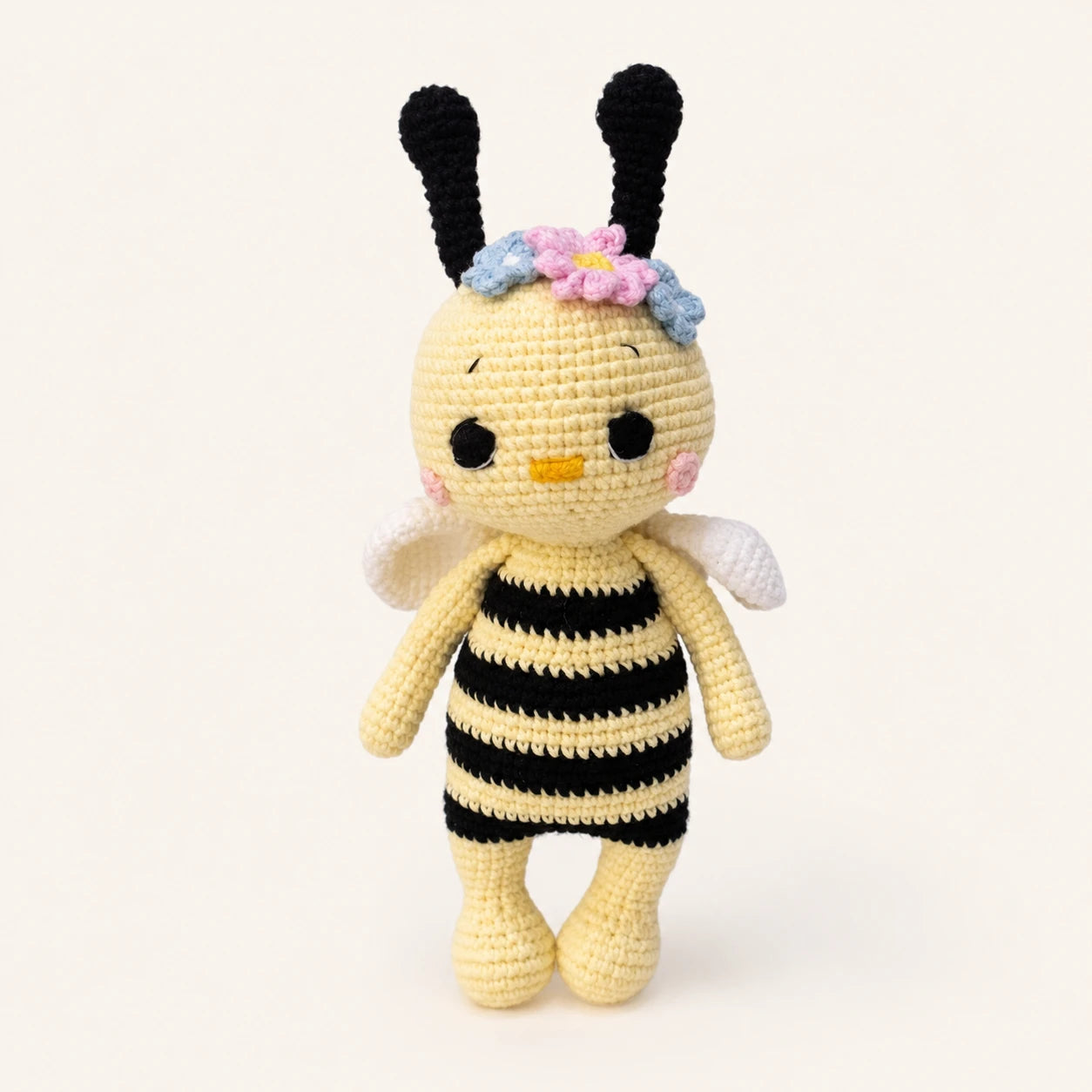 Peluche abeille en crochet amigurumi 23 cm vue de face