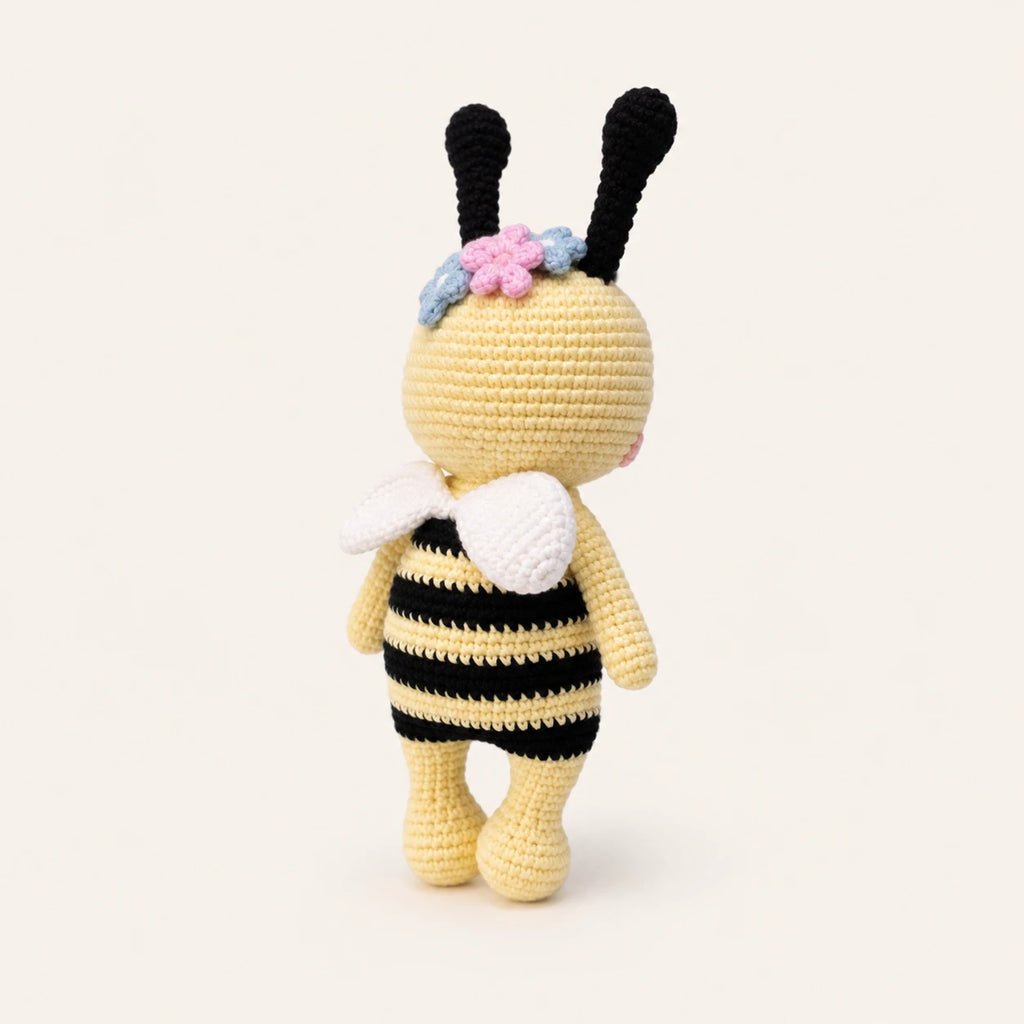 Peluche abeille en crochet vue de profil trois quarts arriere