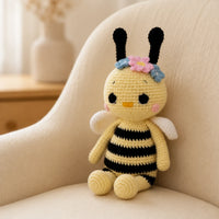 Peluche abeille en crochet posee dans un interieur chaleureux