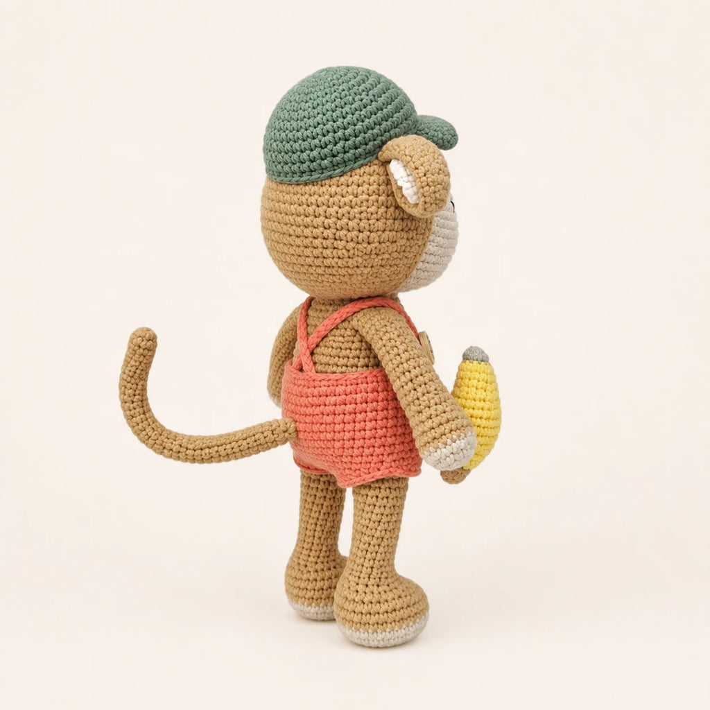 Peluche singe en crochet vue de dos trois quarts arriere