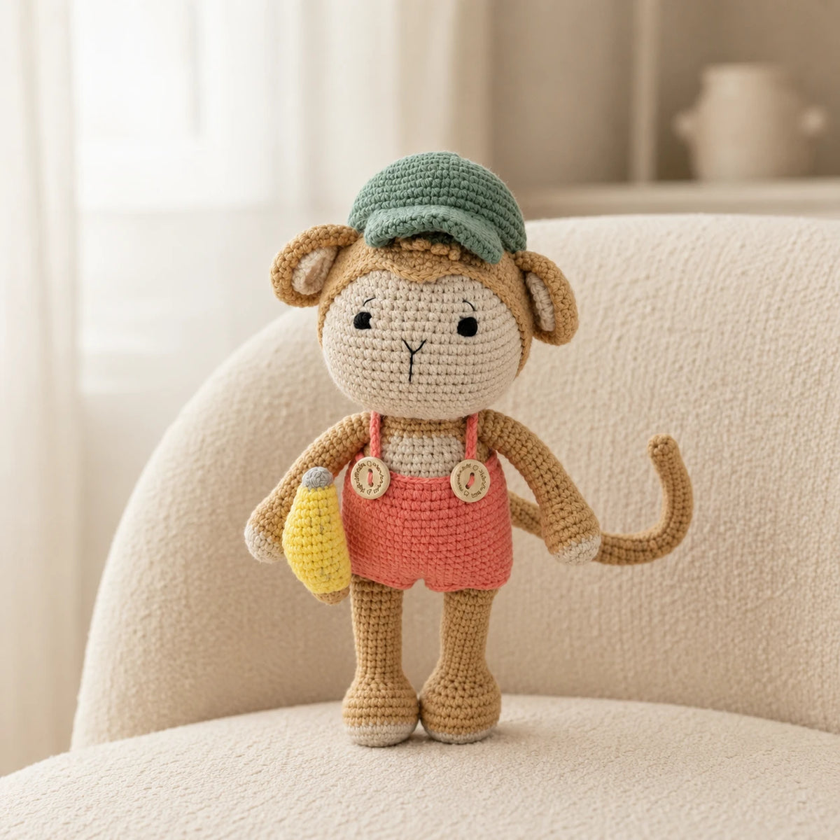 Peluche singe en crochet posee dans un interieur chaleureux