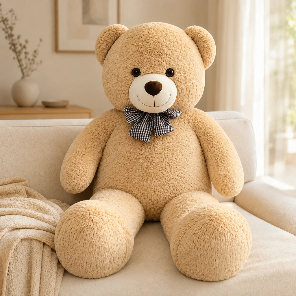 Grand ours en peluche 105 cm pose dans un salon chaleureux