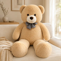 Grand ours en peluche 105 cm pose dans un salon chaleureux