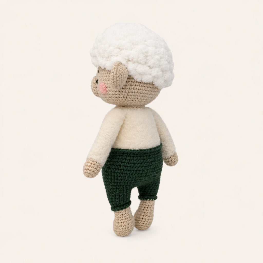 Peluche mouton en crochet vue de profil trois quarts arriere
