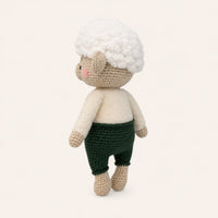 Peluche mouton en crochet vue de profil trois quarts arriere