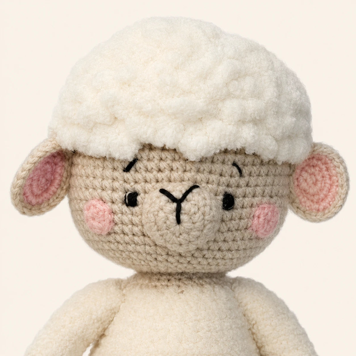 Gros plan sur le visage et la maille de la peluche mouton