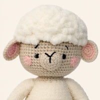 Gros plan sur le visage et la maille de la peluche mouton