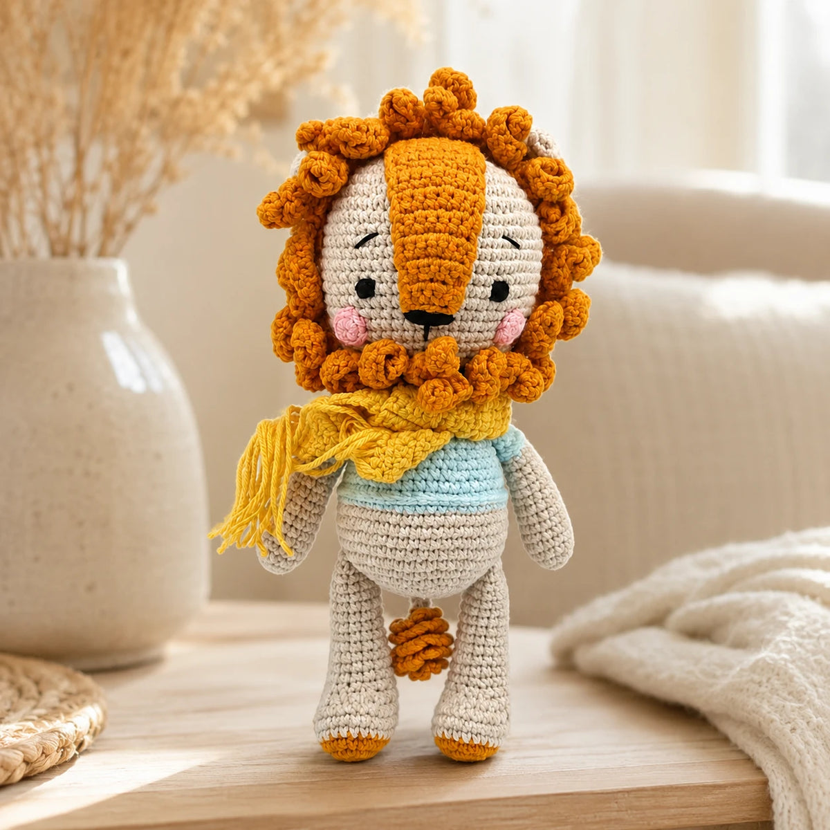 Peluche lion en situation dans un interieur