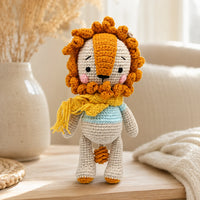 Peluche lion en situation dans un interieur