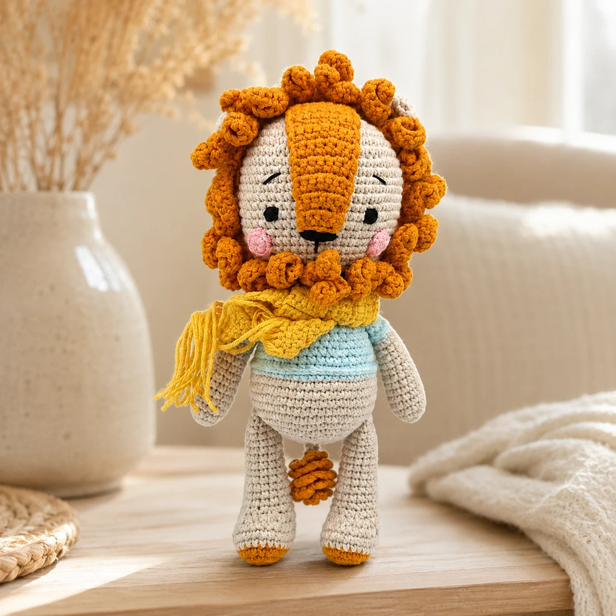 Peluche lion en situation dans un interieur