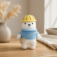 Peluche ours blanc en situation dans un interieur