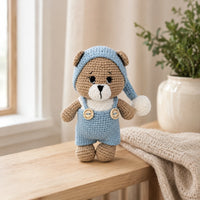 Peluche ourson en situation dans un interieur