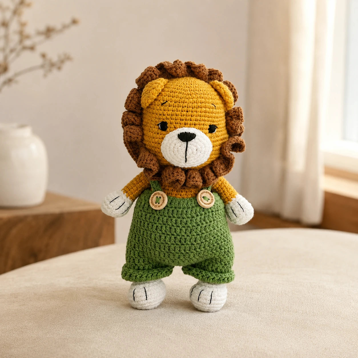 Peluche lion en situation dans un interieur