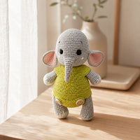 Peluche elephant en situation dans un interieur