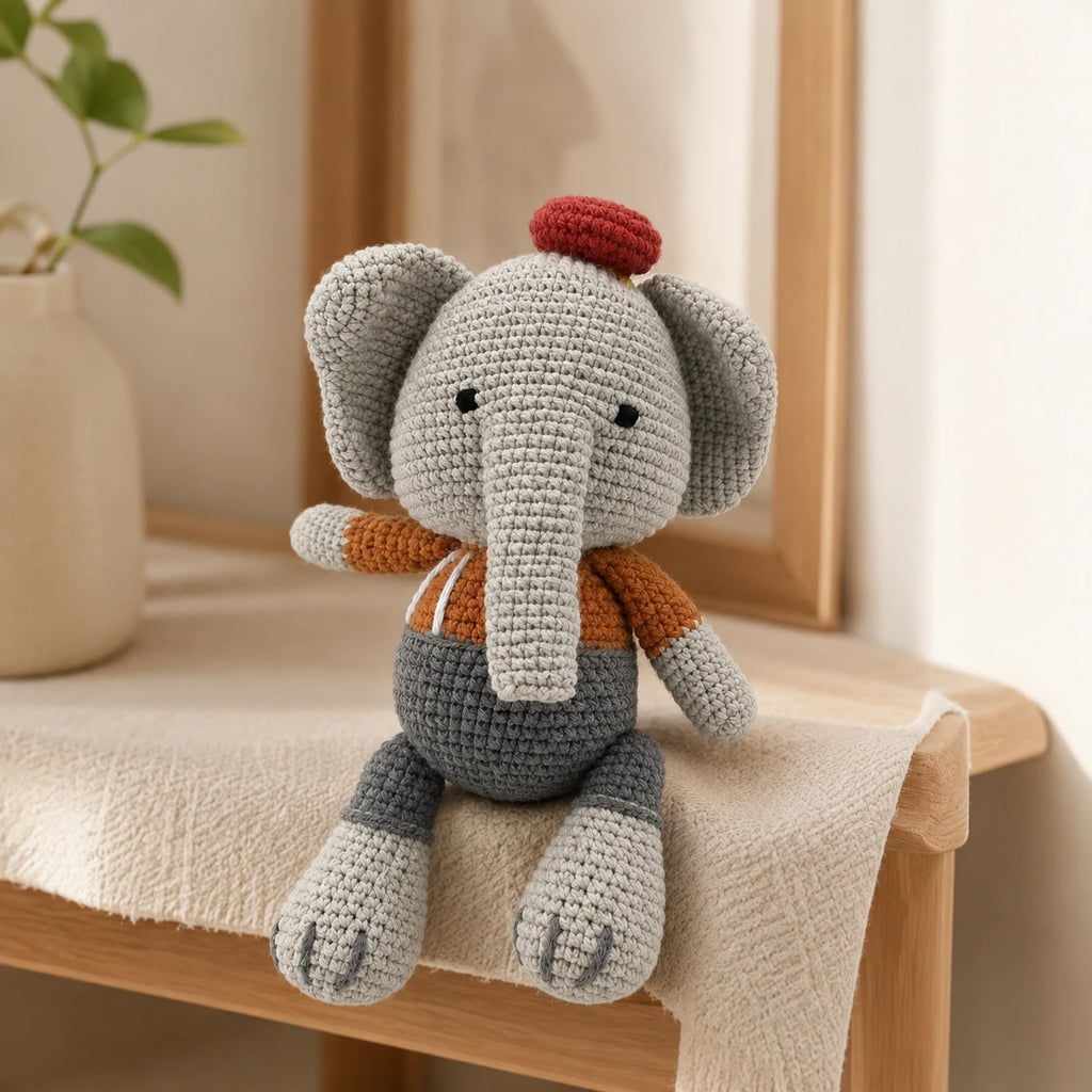 Peluche elephant en situation dans un interieur