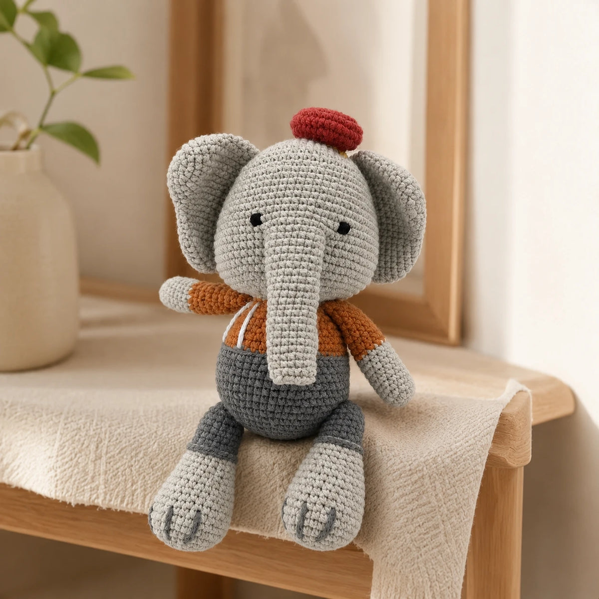 Peluche elephant en situation dans un interieur