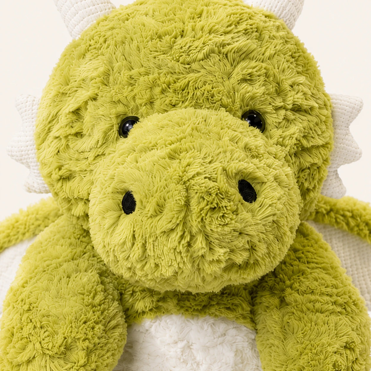 Gros plan sur le visage de la peluche dragon