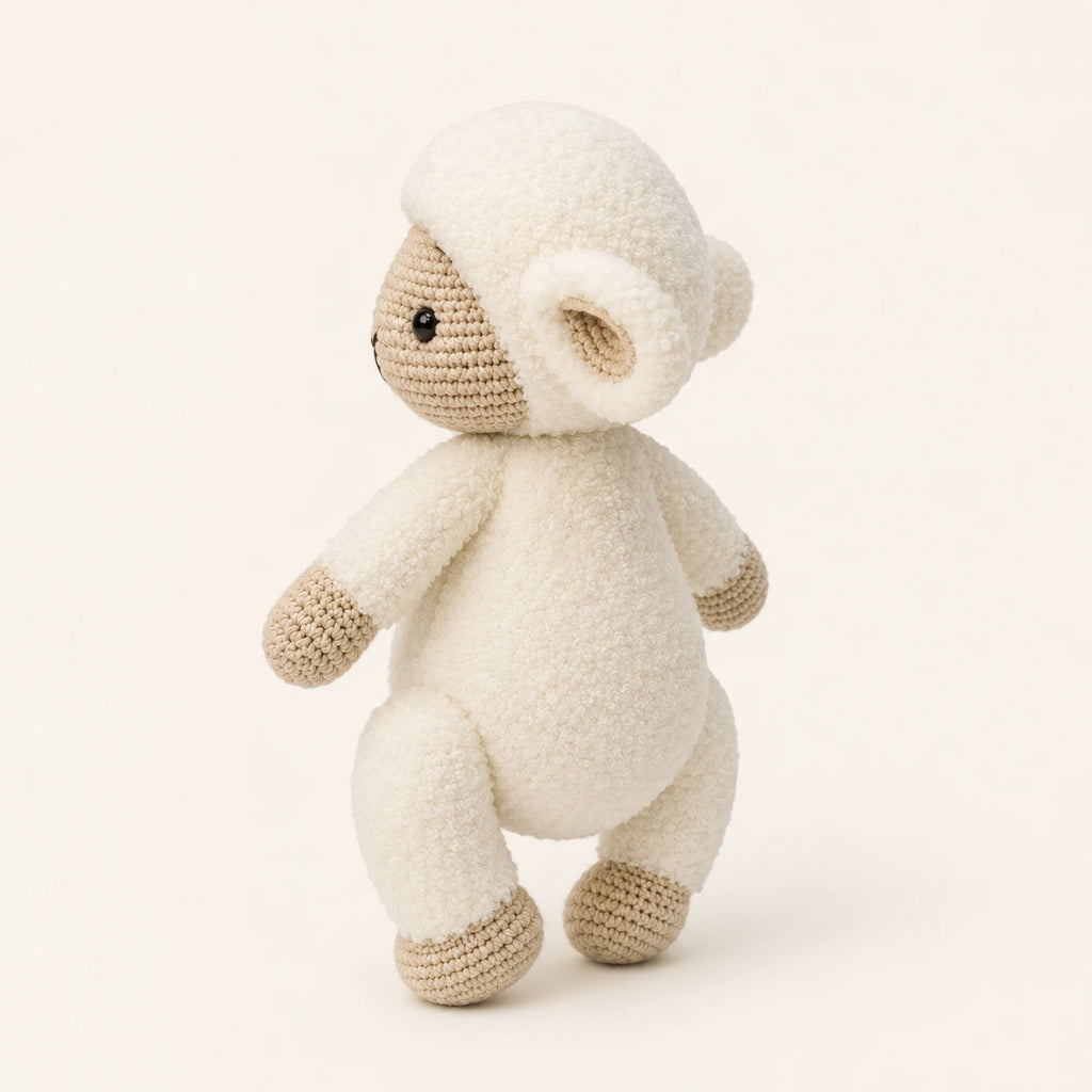 Peluche mouton au crochet vue de profil