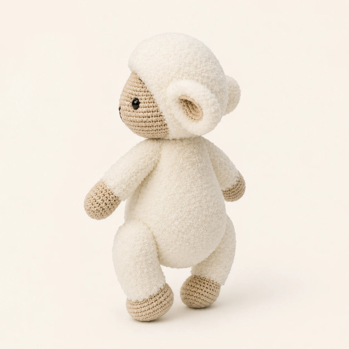 Peluche mouton au crochet vue de profil